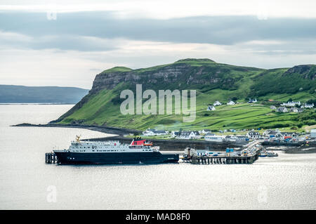 Vista della città Uig con il collegamento del porto all'Outer Hebrides - Scotland Regno Unito Foto Stock