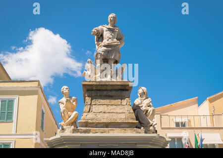 Statua dedicata al Re Vittorio Emanuele terzo eretto a Carloforte sull'Isola di San Pietro in Sardegna. Foto Stock