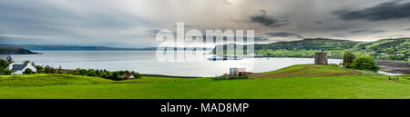 Vista della città Uig con il collegamento del porto all'Outer Hebrides - Scotland Regno Unito Foto Stock