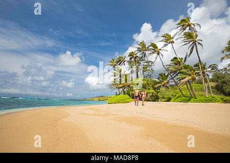 Una giovane coppia a piedi su venti miglia di spiaggia sull isola di Molokai, Hawaii, Stati Uniti d'America, pacifico. Foto Stock