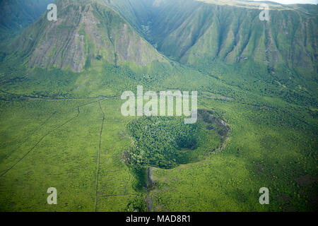 Un' antenna guardare dormienti Kauhako cratere sulla penisola di Kalaupapa, parte di Kalaupapa National Historical Park, Molokai, Hawaii. In cente Foto Stock