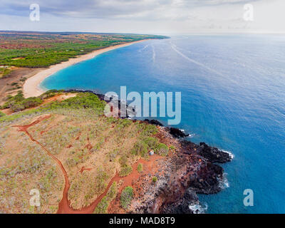 Una veduta aerea di Kaiaka punto e due lunghe chilometri, trecento metri di larghezza, Papohaku Beach appena al di là sulla sponda occidentale di Molokai. È questa la longes Foto Stock