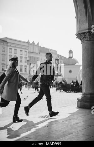 Coppia adorabile eseguito su strada e sorriso Foto Stock