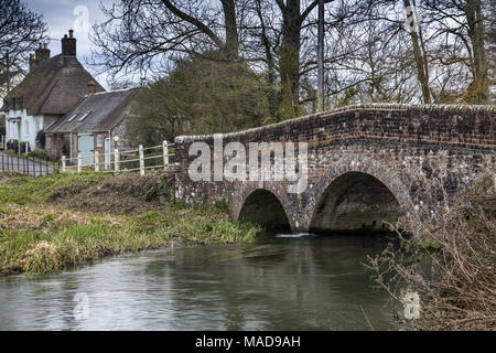 Il ponte sul Frome a Bockhampton inferiore, il villaggio accanto al villaggio dove la Thomas Hardy vissuto, Dorset, England, Regno Unito Foto Stock