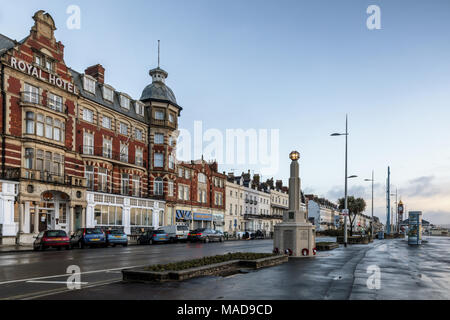 Il XIX secolo in stile vittoriano Hotel Royal e il memoriale di guerra sul lungomare di Weymouth Dorset, England, Regno Unito Foto Stock