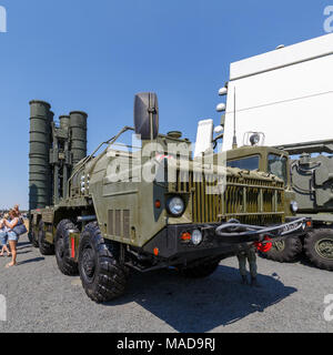 Formazione KADAMOVSKIY MASSA, ROSTOV REGIONE, Russia, 26 AGOSTO 2017: Programma di avvio della federazione anti-missile aereo sistema S-400 trionfo Foto Stock