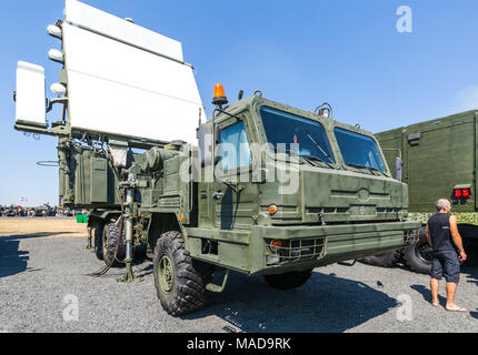 Formazione KADAMOVSKIY MASSA, ROSTOV REGIONE, Russia, 26 AGOSTO 2017: Moderno militare russo mobile stazione radar 64L6M Foto Stock