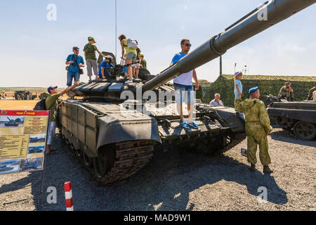 Formazione KADAMOVSKIY MASSA, ROSTOV REGIONE, Russia, 26 AGOSTO 2017: i visitatori della mostra ispezionare il serbatoio principale T-72B3M Foto Stock