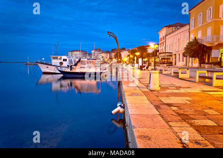 Città di Parenzo waterfront vista serale, Istria regione della Croazia Foto Stock