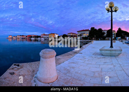 Città di Parenzo alba vista panoramica dal molo, Istria regione della Croazia Foto Stock