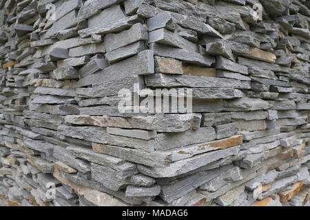 Impilati grigio orizzontale lastre in pietra Foto Stock