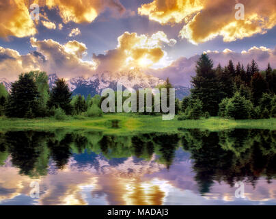 Tramonto con nuvole temporalesche su Teton Mountains con Snake River. Teton National Park, Wyoming. Foto Stock