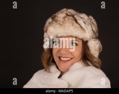 Una bella donna vestita in pelliccia. Foto Stock