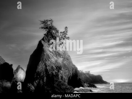 Tramonto sulla spiaggia con seastacks in Samuel H. Boardman membro Scenic corridoio. Foto Stock