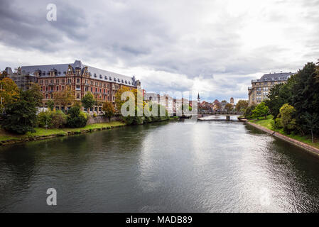 Gallia edificio, residence studentesco, alloggio dormitorio, fiume Ill, waterfront case prospettiva, Strasburgo, Alsazia, Francia, Europa Foto Stock