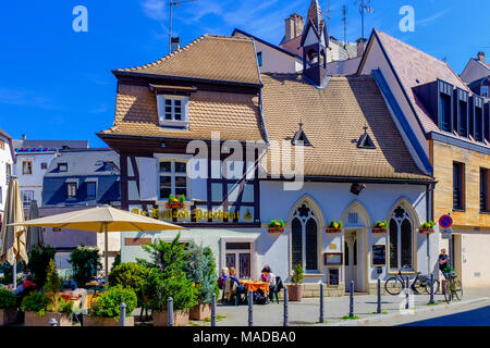 Renard Prêchant ristorante edificio, i clienti di un pranzo sulla terrazza, Krutenau district, Strasburgo, Alsazia, Francia, Europa Foto Stock