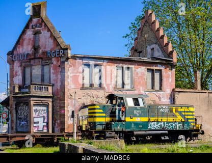 Abbandonata la Brasserie Au Petit Rhin, rovinata casa, danni da incendio, bruciata quadro del tetto, treno locomotiva diesel, Strasburgo, Alsazia, Francia, Europa Foto Stock