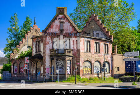 Abbandonata la Brasserie Au Petit Rhin ristorante palazzo costruito 1899, distrutto da un incendio, bruciata quadro del tetto, Strasburgo, Alsazia, Francia, Europa Foto Stock