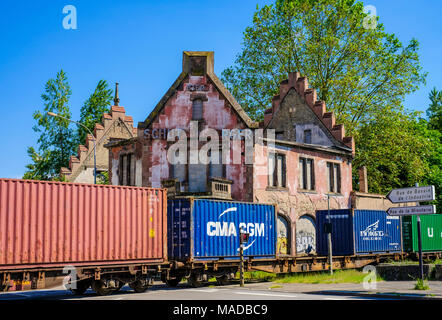 Treno merci che passa da derelict Brasserie Au Petit Rhin, casa in rovina, struttura del tetto bruciata, Strasburgo, Alsazia, Francia, Europa, Foto Stock