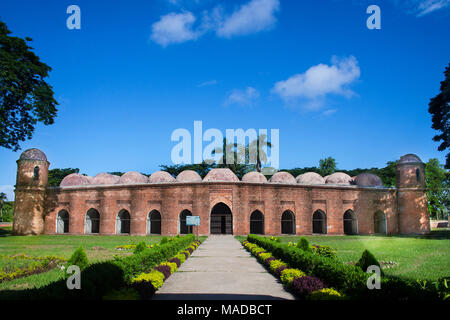 Le sessanta moschea a cupola o Shaṭ Gombuj Moshjid noto anche come Shait Gambuj moschea o dice Gunbad Masjid, un sito Patrimonio Mondiale dell'UNESCO. Bagerhat. Foto Stock