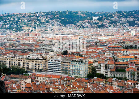 Vista aerea al di sopra della frenetica città di Nizza dal Parc du Chateau Foto Stock