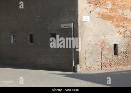 Stretto vicolo pedonale tra tenement case in Praga. Stare Mesto. La città vecchia. Foto Stock