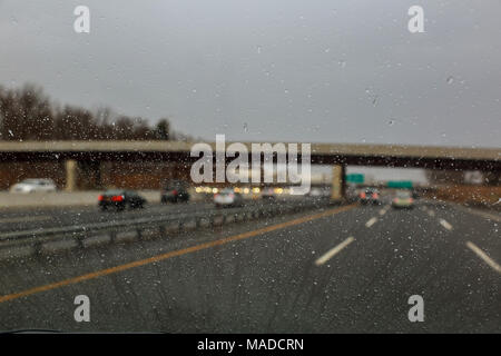 Gocce d'acqua sulla vettura di vetro. Finestra auto coperto con le gocce di pioggia, pioggia durante la stagione primaverile. Raindrop sulla vettura di vetro con backgr sfocata Foto Stock