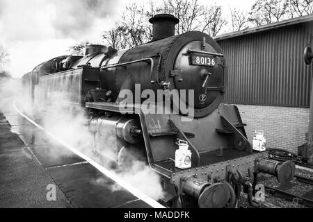 Treno a vapore lasciando la stazione Pickering legato per Whitby North Yorkshire Moors ferroviaria Patrimonio Inghilterra 31.3.18 Foto Stock