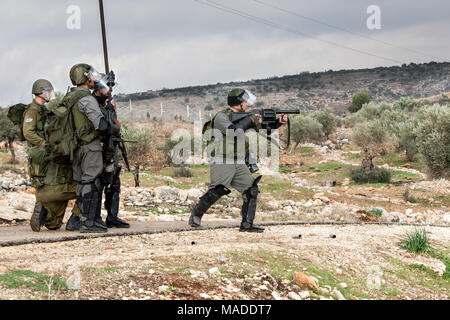 Bilin, Palestina, Dicembre 31, 2010: Israele Defence Force è il tiro di lacrimogeni durante manifestazioni settimanali contro terra palestinese e di confisca Foto Stock