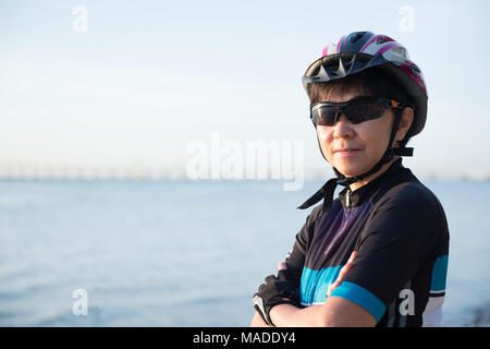 Ritratto di donna senior ciclista Foto Stock