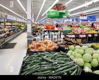 Ortaggi a Walmart store cibo fresco sezione. Cetrioli, cavolo, peperoni. La British Columbia, Canada 2017. Foto Stock