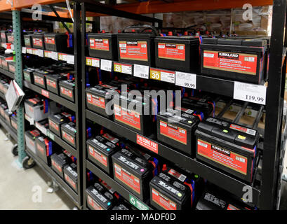 Kirkland marca di batterie per auto su scaffali a Costco Wholesale magazzino di appartenenza store. La British Columbia, Canada 2017. Foto Stock