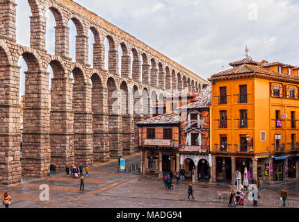 Acueducto de segovia y plaza del Azoguejo. Castilla León. España Foto Stock