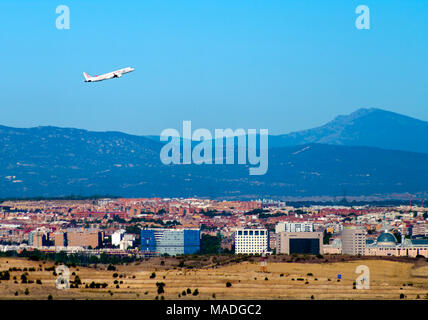 Despegando Avión desde el Aeropuerto de Barajas con San Sebastián de los Reyes y Alcobendas al fondo. Madrid. España Foto Stock