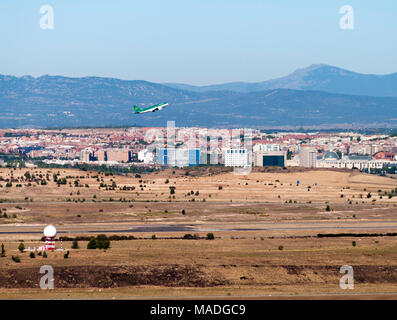 Despegando Avión desde el Aeropuerto de Barajas con San Sebastián de los Reyes y Alcobendas al fondo. Madrid. España Foto Stock