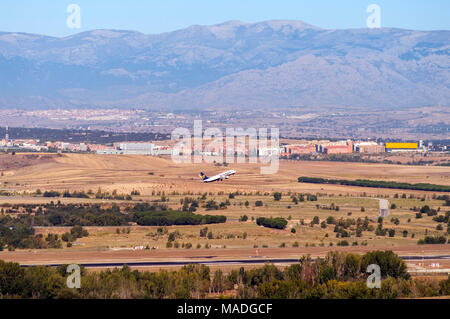Despegando Avión desde el Aeropuerto de Barajas con San Sebastián de los Reyes al fondo. Madrid. España Foto Stock