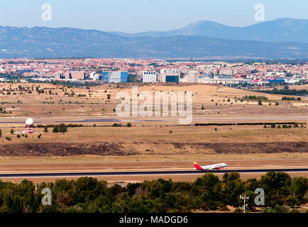 Despegando Avión desde el Aeropuerto de Barajas con San Sebastián de los Reyes al fondo. Madrid. España Foto Stock
