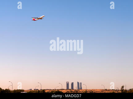 Despegando Avión desde el Aeropuerto de Barajas con los rascacielos de Madrid al fondo. España Foto Stock