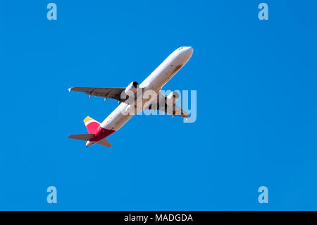 Despegando Avión desde el Aeropuerto de Barajas. Madrid. España Foto Stock
