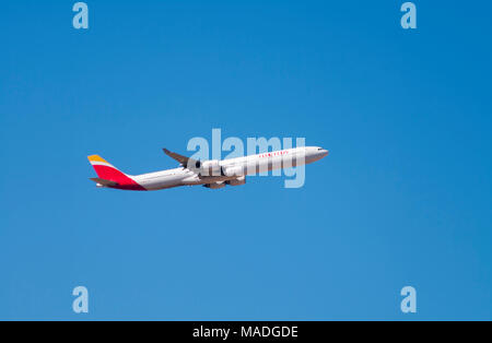 Despegando Avión desde el Aeropuerto de Barajas. Madrid. España Foto Stock