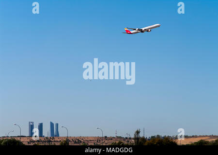 Despegando Avión desde el Aeropuerto de Barajas con los rascacielos de Madrid al fondo. España Foto Stock