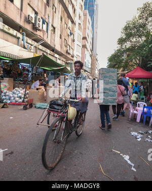 Yangon, Myanmar - Ott 15, 2015. La gente sulla strada di Yangon, Myanmar. Yangon è la città più grande e il principale fulcro economico del Myanmar. Foto Stock