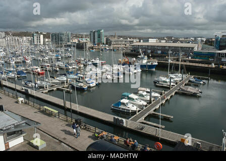 Il Marina Yachting nella storica Barbican Plymouth Regno Unito. Yachts allineati sui pontili con il mercato del pesce in background. Sunny/ cielo nuvoloso. Foto Stock