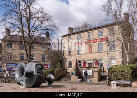 Il luogo di mercato Ramsbottom con grande boccale acqua sculptrure parte della valle Irwell sentiero delle sculture. La concessione Arms Hotel. Foto Stock