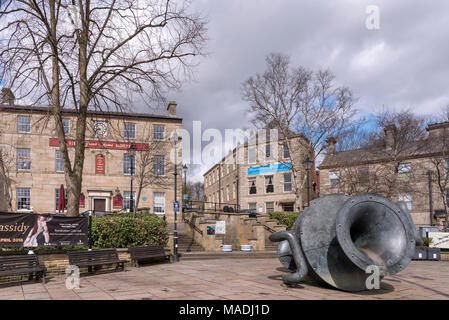 Il luogo di mercato Ramsbottom con grande boccale acqua sculptrure parte della valle Irwell sentiero delle sculture. La concessione Arms Hotel. Foto Stock