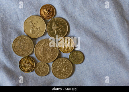 Identità britannica e la nostalgia del passato. Monete dal pre decimali e Decimale precoce epoche inclusa mezza corona e scellino due pezzi. Foto Stock