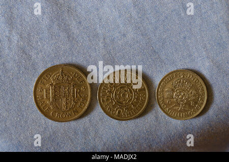Identità britannica e la nostalgia del passato. Tre monete dal pre era decimale specificatamente una mezza corona e un paio di due pezzi di danaro. Foto Stock