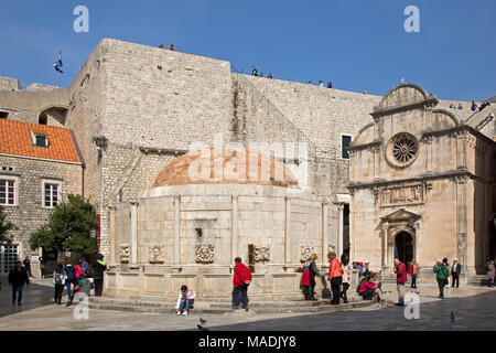 Cinta muraria, Onophrian grande fontana e la chiesa di San Salvezza, città vecchia, Dubrovnik, Croazia Foto Stock