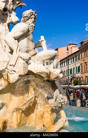 Statua del dio fiume Gange sulla Fontana dei Quattro Fiumi (Fontana dei Quattro Fiumi) da Lorenzo Bernini su Piazza Navona, Roma, Italia. Foto Stock