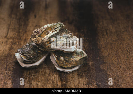 Materie oyster sul tavolo di legno con una vista ravvicinata Foto Stock